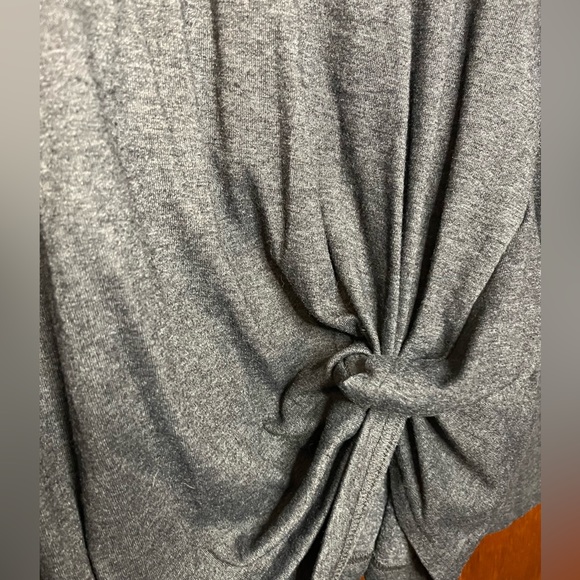 Cute knot sweater - Picture 2 of 3